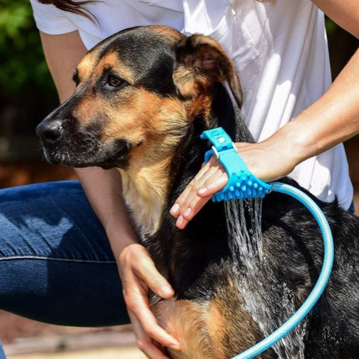 Guanto Massaggiante con Filo Doccia 2 in 1, Tubo Integrato, Aggancio Universale per Animali Domestici
