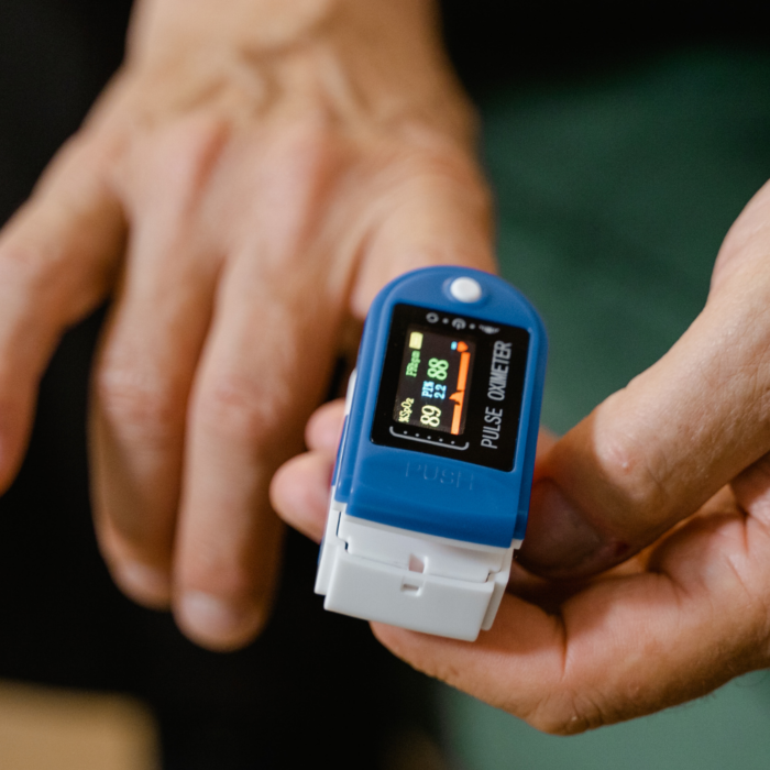 Saturimetro a Dito Portatile – Pulsossimetro con Display LED per Ossigeno e Frequenza Cardiaca