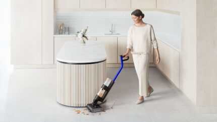 Dyson WashG1 senza filo durante il lavaggio del pavimento in cucina