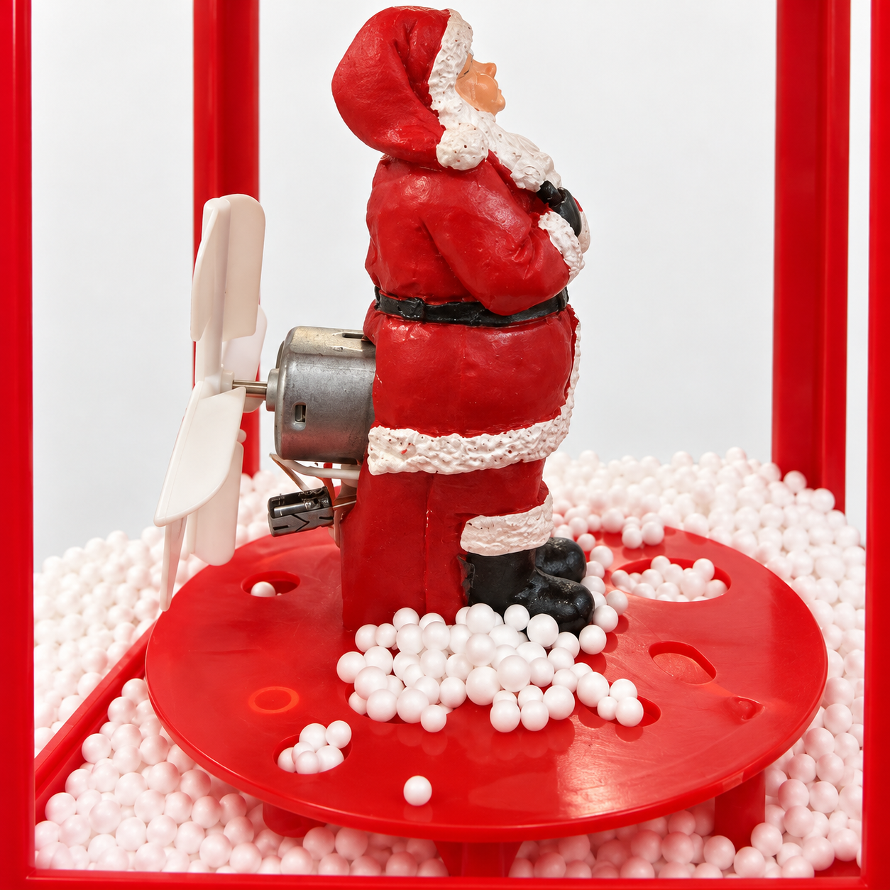 Lanterna Natalizia Rossa Con Babbo Natale Luci Musica E Movimento 32 cm Scena interna della lanterna vista di lato con Babbo Natale e palline effetto neve